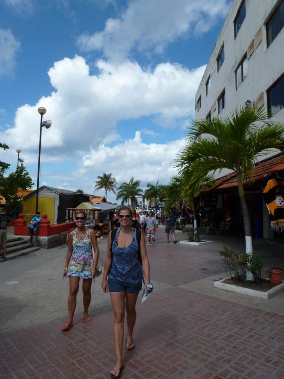 Caminhando pelo centrinho de Cozumel, no sul do México